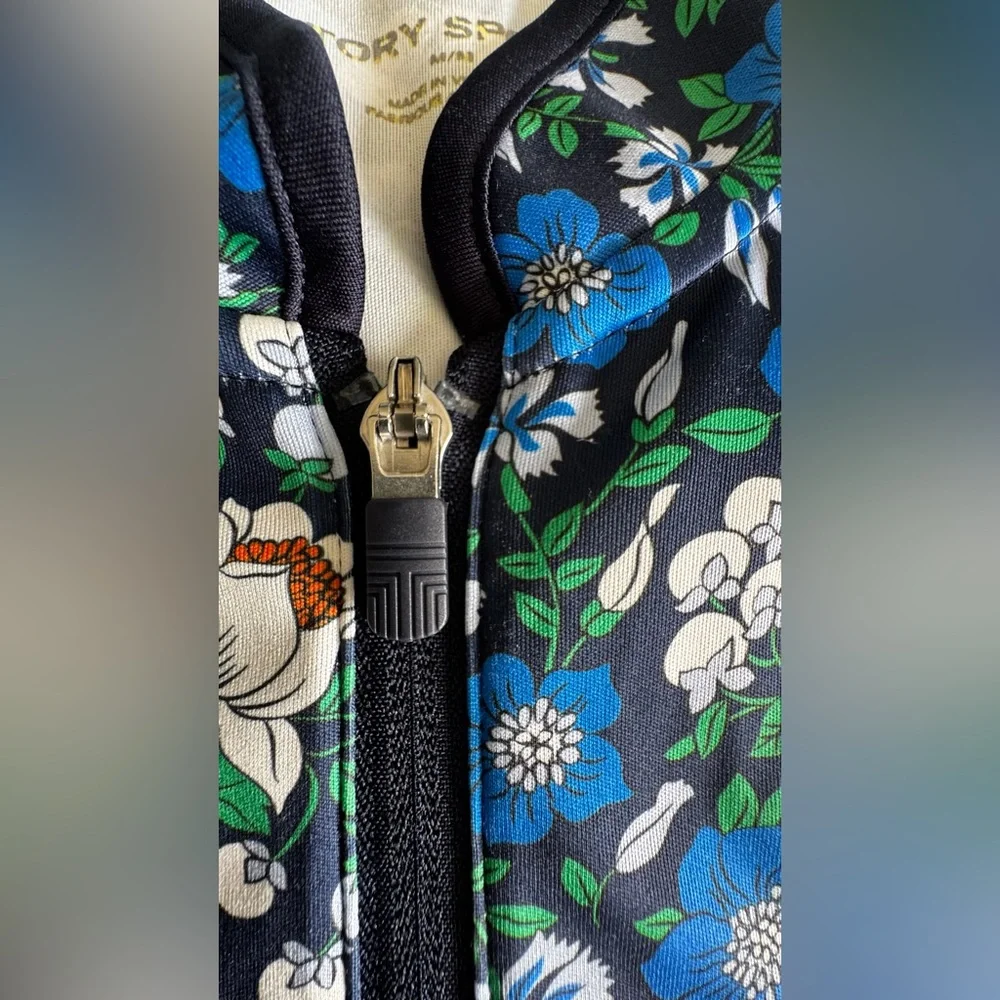 Sleeveless Floral Zip Mock-Neck Top in Navy/Blue